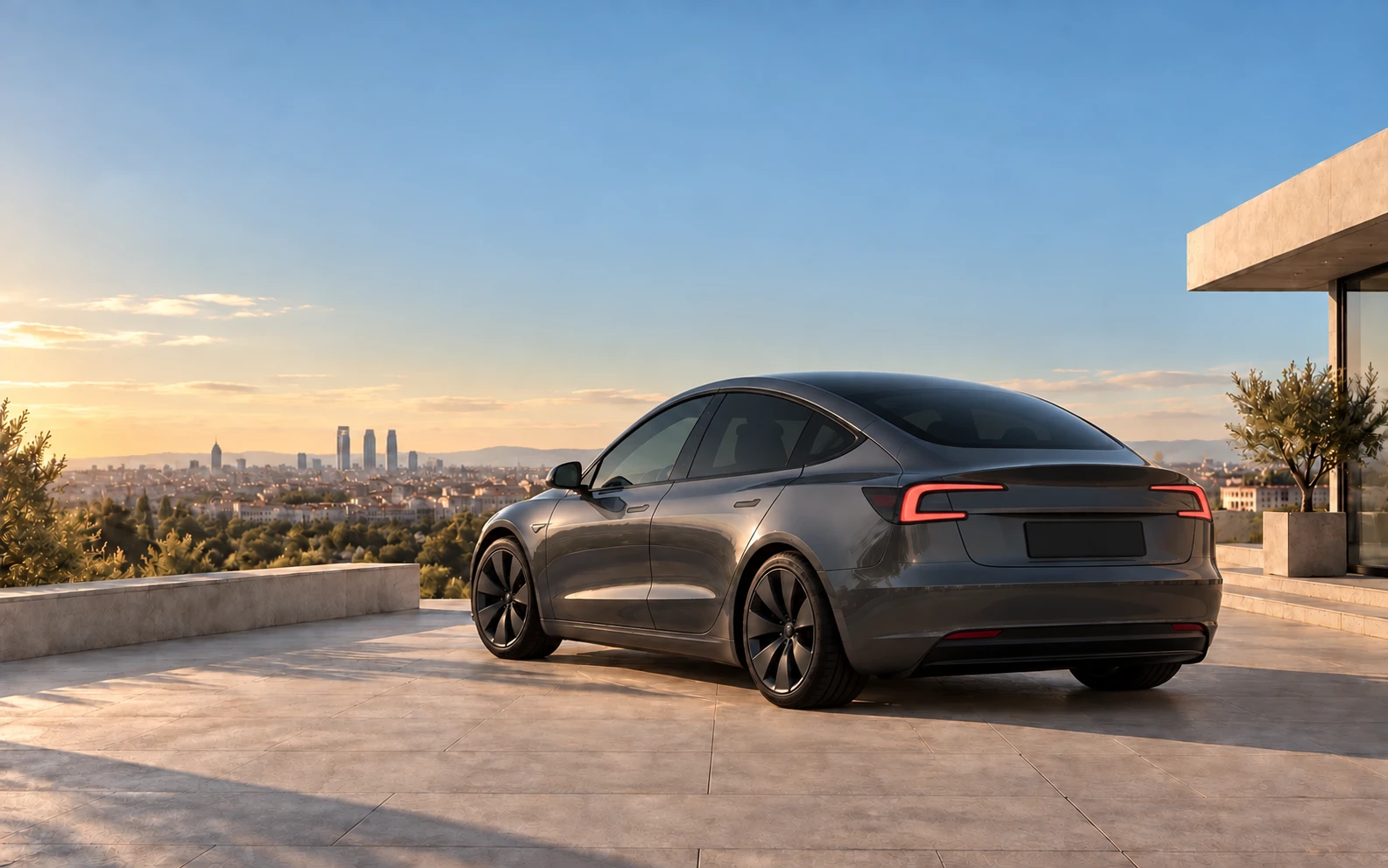 Model 3 con lunas tintadas en una terraza con vistas a Madrid