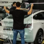 Equipo de Premium Glass® preparando la lámina para el tintado de un Tesla