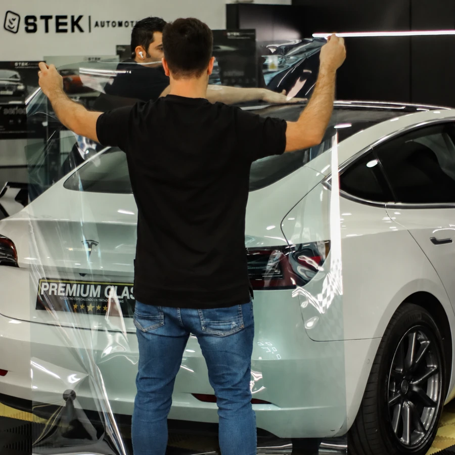 Equipo de Premium Glass® preparando la lámina para un Tesla en el taller