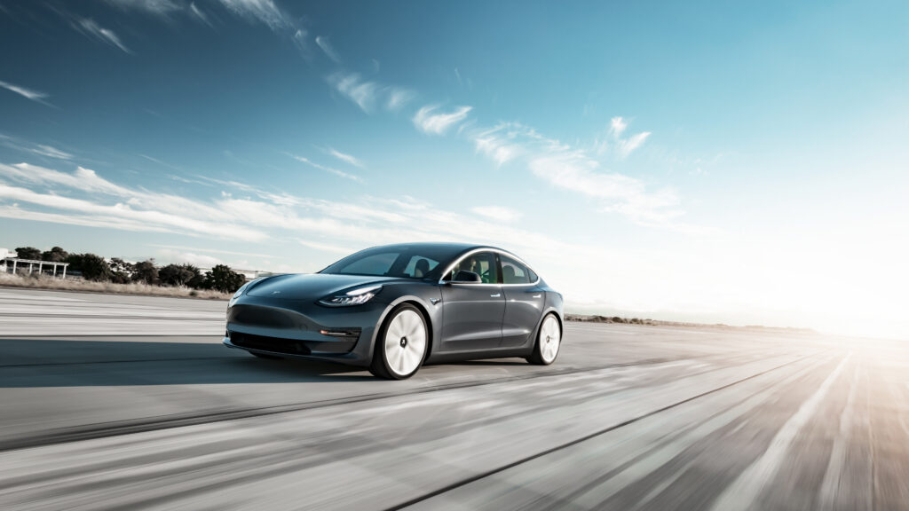 Tesla con lunas tintadas