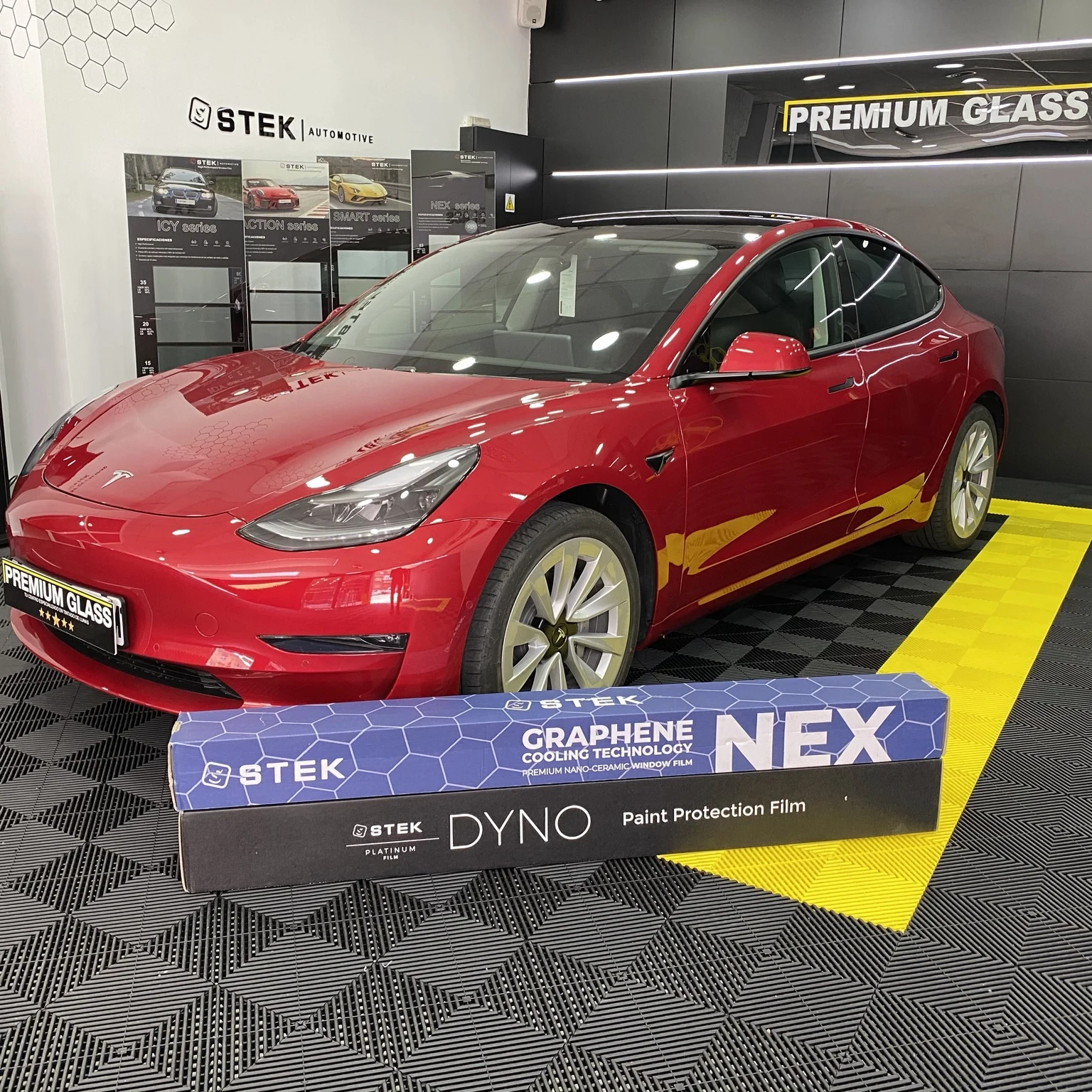 Tecnología NEX para tu Tesla · Premium Glass®